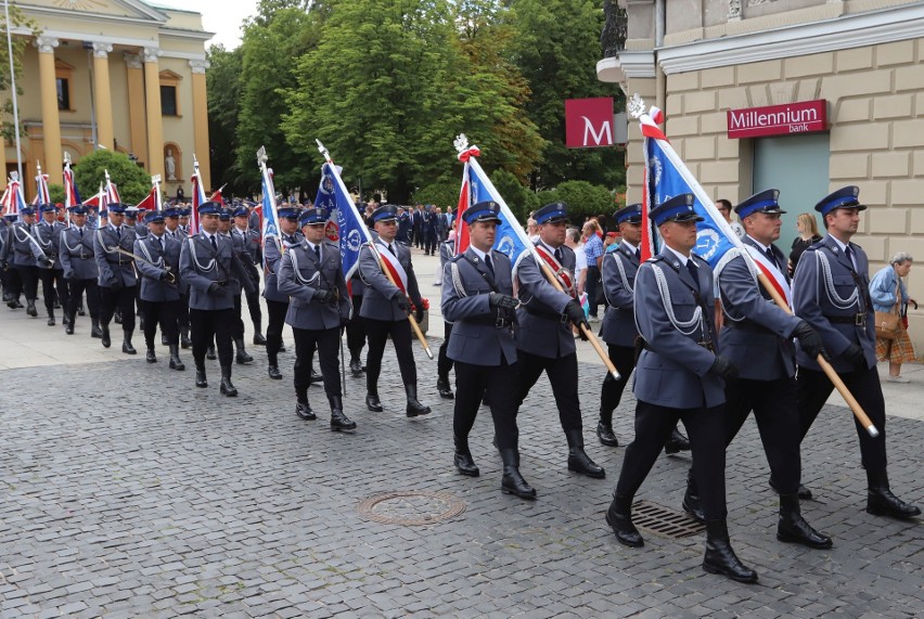 Defilada z udziałem różnych formacji policyjnych przeszła po...