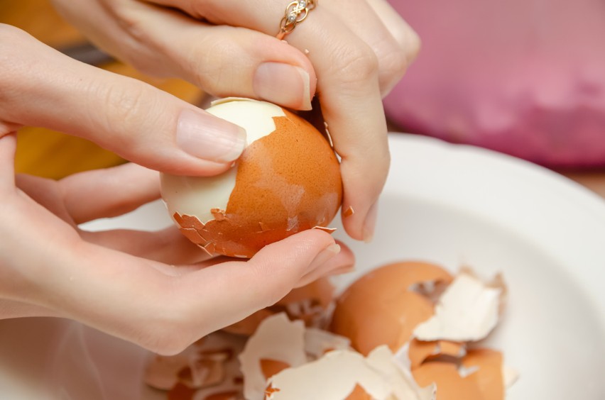 Jedno jajko na twardo to zaledwie 70 kcal i aż 6-7 g białka.