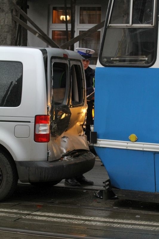 Wypadek tramwaju i dwóch aut na Traugutta