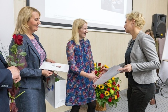 Nagrodę odbiera Magdalena Domek, terapeutka WTZ w Sępólnie