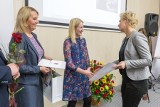 Magdalena Domek, terapeutka Warsztatu Terapii Zajęciowej w Sępólnie, nagrodzona przez marszałka