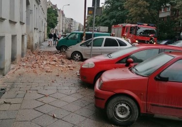 Potężny fragment gzymsu spadł na chodnik i uszkodził samochód 