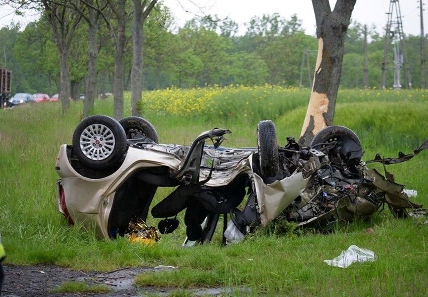 Groźny wypadek w Pokrzywnicy na drodze krajowej nr 40 do Kędzierzyna-Koźla. Jedna osoba w ciężkim stanie