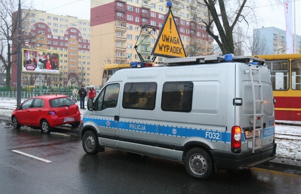 Rowerzystka wjechała pod tramwaj  przy Limanowskiego. Nie ustąpiła pierwszeństwa [zdjęcia]