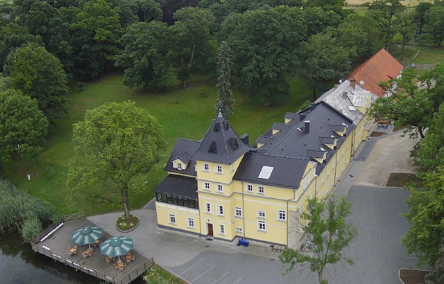 Pałac odrestaurował nowy właściciel, Siegmund Dransfeld. Uruchomił w nim hotel z restauracją.