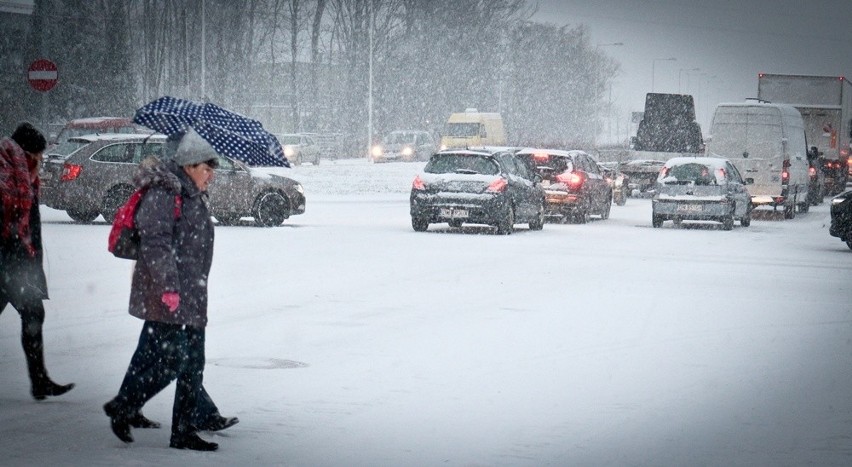 Wrocław zaskoczony zimą. Ulice i chodniki jak lodowisko (ZDJĘCIA)