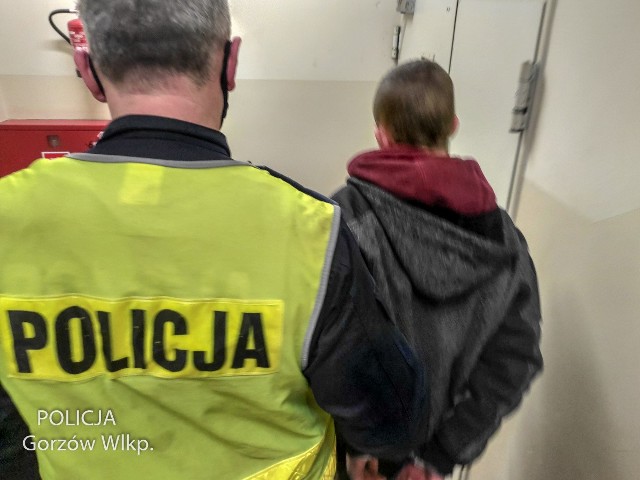 Policja zatrzymała trzy osoby podejrzane o dokonanie rozboju na stacji paliw w Kostrzynie nad Odrą.