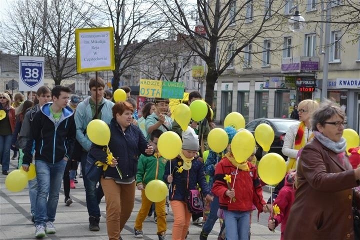 Uczestnicy ubrani byli w kolorowe elementy. Dominowały...