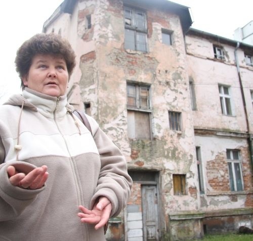 - Teraz budynek wygląda fatalnie, ale po remoncie będzie w nim 12 mieszkań o przyzwoitym komforcie - mówi Urszula Rencz z Zarządu Nieruchomości Miejskich w Brzegu.