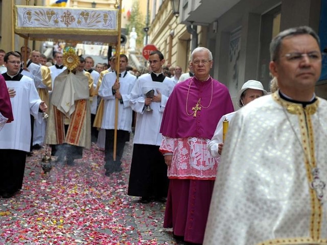 Ulicami miasta szli wierni dwóch obrządków: rzymskokatolickiego i grekokatolickiego wspólnie z duchownymi.