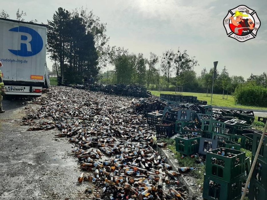Wypadek w Czarlinie 19.05.2021 r. Z samochodu ciężarowego spadł niemal cały ładunek piwa!