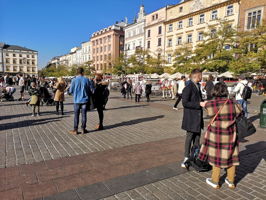 Kraków. Mieszkańcy i turyści korzystają z pięknej pogody. Bulwary i Rynek Główny prawie jak latem: ogródki kawiarniane oblegane [ZDJĘCIA]