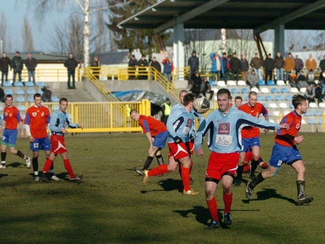 W wywołującym największe emocje meczu 14. kolejki ligi okręgowej, piłkarze rezerw Gryfa Słupsk przegrali z Pogonią Lębork 2:3 (0:0).