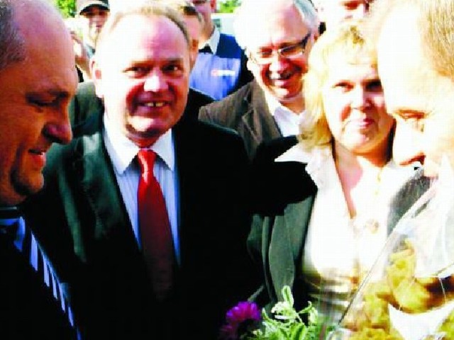 Mazurscy politycy przyłączyli się do tournee premiera Tuska po Mazurach tuż przed Ełkiem. Na stacji benzynowej wręczyli mu bukiet polnych kwiatów i lokalny specjał &#8211; sękacz.