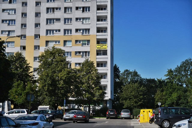 Na osiedlu Piastowskim w Poznaniu, na słynnym ostatnio balkonie pojawił się nowy baner. Co na nim widnieje tym razem?Przejdź do kolejnego zdjęcia --->