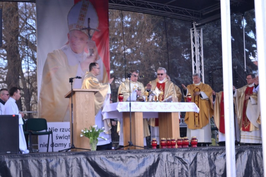 Plenerowa eucharystia była odpowiedzią na ostatnie ataki i...