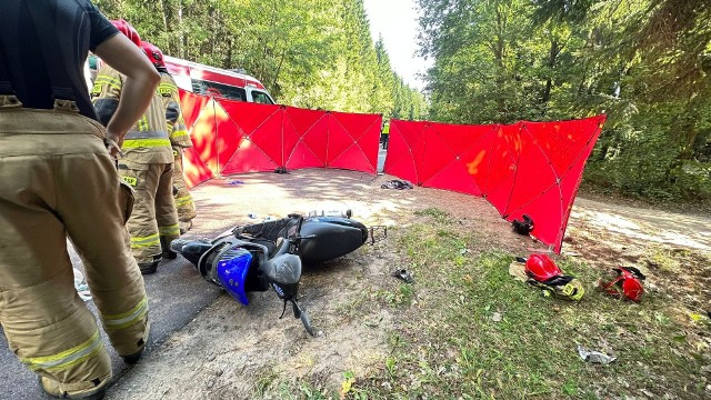 Groźny wypadek w regionie. Zderzenie jednośladu z naczepą ciągnika rolniczego.