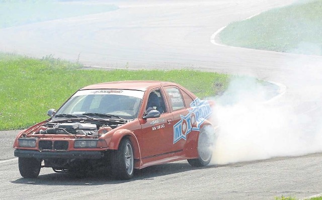 Driftingowy Puchar Bałtyku to impreza biletowana. Wstęp w sobotę kosztuje 10 zł, w niedzielę 15 zł, na dwa dni 20 zł