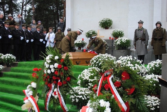 fot. Adam LewandowskiBiało-czerwoną z trumny żołnierze złożyli, by przekazać miejscowej szkole im. Powstańców Wlkp.