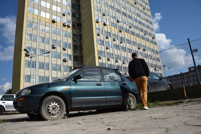 Ten nieużywany od dawna samochód został porzucony na parkingu w sąsiedztwie ulicy Nowy Świat.