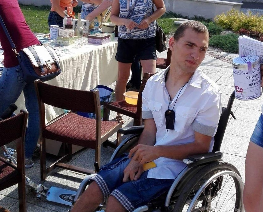 Niepełnosprawny Łukasz Tusznio (na pierwszym planie) oglądał...