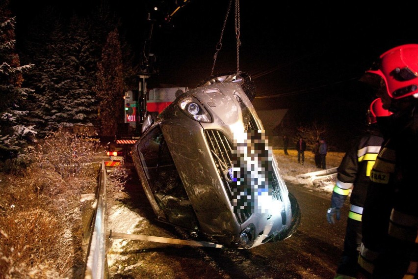 O krok od tragedii w Łapczycy. Ślisko na ulicy Podlas, samochód dachował