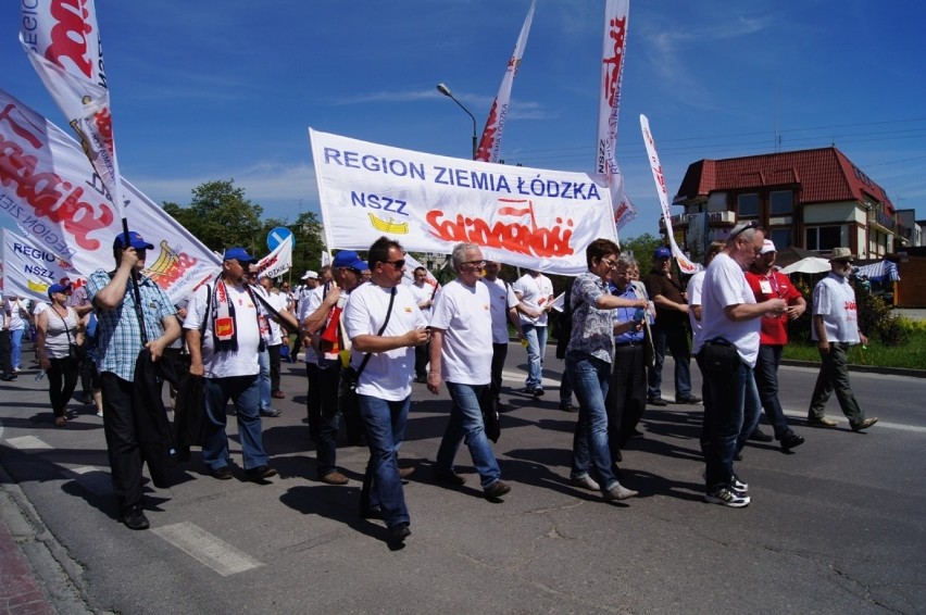 Manifestacja w Radomsku. "Solidarność" broni zwolnionej koleżanki [ZDJĘCIA]