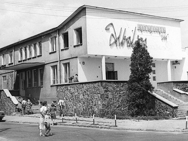 Kultową restaurację "Albatros" wybudowano przy spacerowej ulicy Mostowej, niedaleko bulwarównad Nettą. Tak prezentowała się we wrześniu 1983 roku.