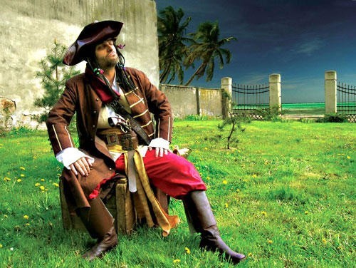 W przedstawianiu bierze udział sam kapitan piratów grany przez Cezarego Żołyńskiego