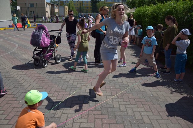 Gry i zabawy, które były oczywiste dla rodziców, niekoniecznie takie są dla ich dzieci. Dlatego nauczyciele i uczniowie z Zespołu Szkół nr 7 w Toruniu spotkali się na szkolnej imprezie, na której wspólnie bawili się w często zapomniane już gry.  "Gry podwórkowe dawniej i dziś, czyli rodzinny weekend w mieście" zrealizowano przy udziale środków Gminy Miasta Toruń.Wybierz pierwsze pole w Monopoly Edycja Toruń