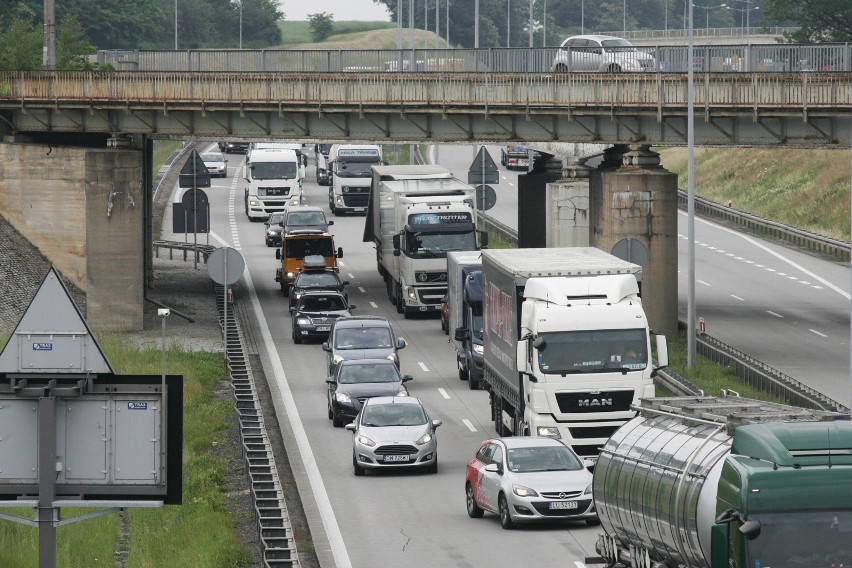 Na 180. kilometrze autostrady, tuż przed węzłem Brzezimierz,...