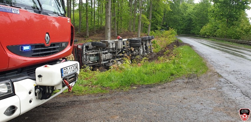 Wypadek ciężarówki na drodze 212.