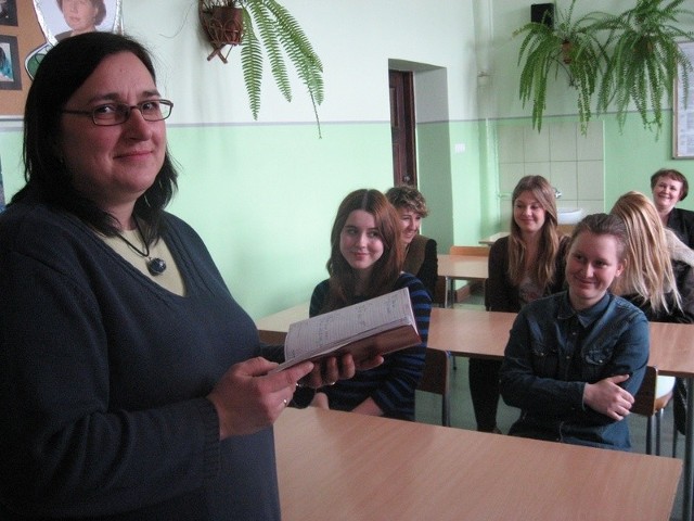Gdy w II LO przy ul. Przemysłowej urzędnicy przedstawiali projekt zmian w oświacie, Anna Kaniewska uczyła licealistów włoskiego. Już w przyszłym roku w tym gabinecie mogą pojawić się gimnazjaliści.
