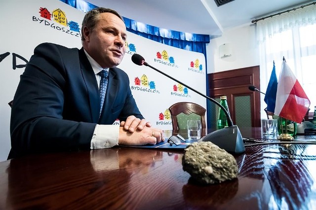 Prezydent Rafał Bruski z kamieniem, którym chuligani (prawdopodobnie kibole Zawiszy) obrzucili jego dom.