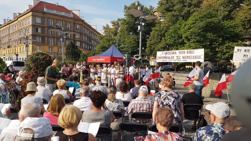 Kilkaset osób wzięło udział w patriotycznym śpiewaniu w Szczecinie