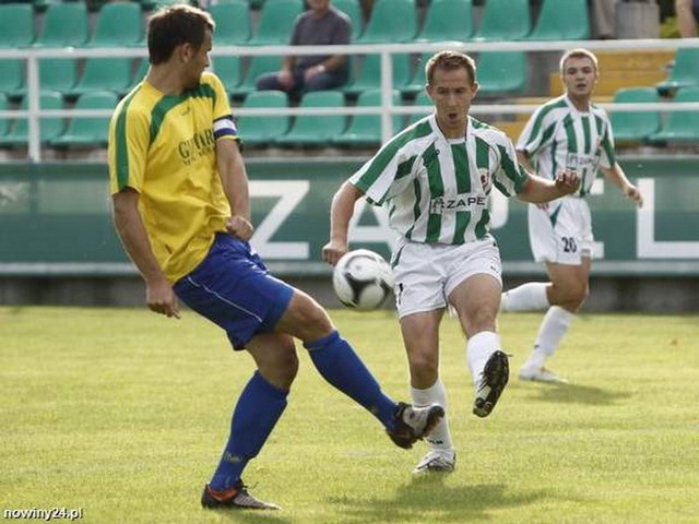 Maciej Rusin (biało zielona koszulka) w bieżącym sezonie imponuje formą strzelecką