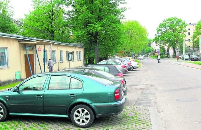Przy ulicy Słowackiego, gdzie znajduje się komisariat Policji  miasto przebuduje także pobocze, na którym powstanie parking.