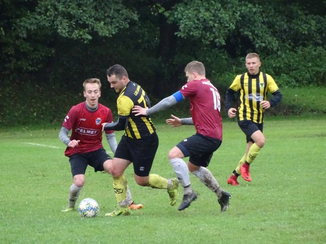 W meczu grupy 2 krośnieńskiej klasy A, LKS Lubatówka (żółto-czarne stroje) pokonał 2:0 Wisłok Krościenko Wyżne. Zobaczcie zdjęcia z tego spotkania.