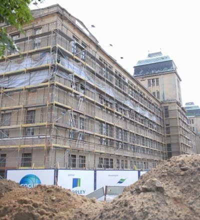 Już nie tylko dźwigi, ale także potężne rusztowanie, świadczy o tym, że prace na budynku Polskiej Wełny wchodzą w kulminacyjny punkt