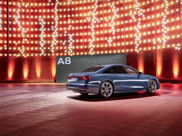 Audi A8 Wyostrzony design, szczególnie w przedniej i tylnej części pojazdu i nowe rozwiązania techniczne ito cechy flagowego okrętu segmentu premium spod znaku czterech pierścieni – Audi A8.Fot. Audi