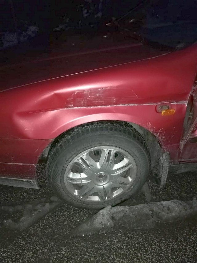 Do zdarzenia doszło w niedzielę (22.01.) około 12:30 w Osięcinach. 50-latek kierujący nissanem, jadąc ulicą Rataja, chciał skręcić w lewo w ulicę Leśną. Manewr wykonał tak niefortunnie, że zahaczył o renaulta.