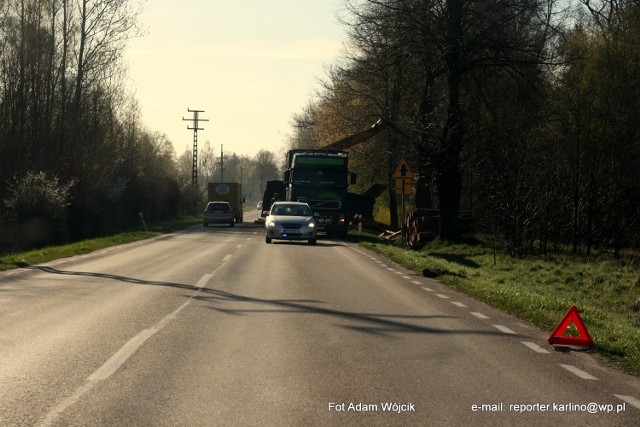 Przyczepa z drewnem blokuje drogę w Białogardzie.