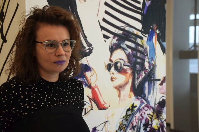 Olga Mieloszyk to polska dizajnerka, która na co dzień mieszka i pracuje w Amsterdamie. W Galerii im. Sleńdzińskich będzie można zobaczyć przekrój jej rysunków żurnalowych, projekty printów, a nawet wielkie witraże z pleksi.Klikając w kolejne zdjęcia dowiesz się, kim jest i co pokaże na wystawie w galerii przy Legionowej 2