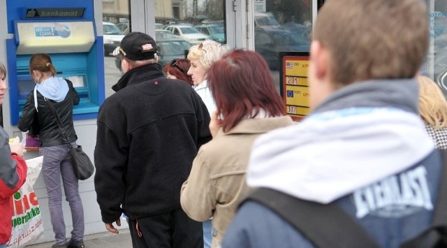 W centrum Zielonej Góry klienci czekali w kolejce do bankomatu.