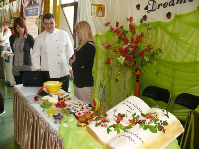 Stoisko szkoły gastronomicznej na targach firm symulacyjnych w stalowowolskim "ekonomiku&#8221;.
