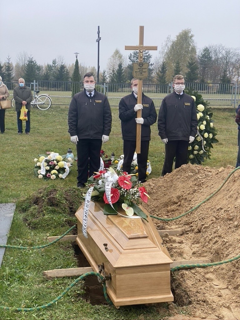 Bielsk Podlaski. Pogrzeb ks. kan. Bogdana Jana Mutianko. Wierni pożegnali kolejnego kapłana (zdjęcia)
