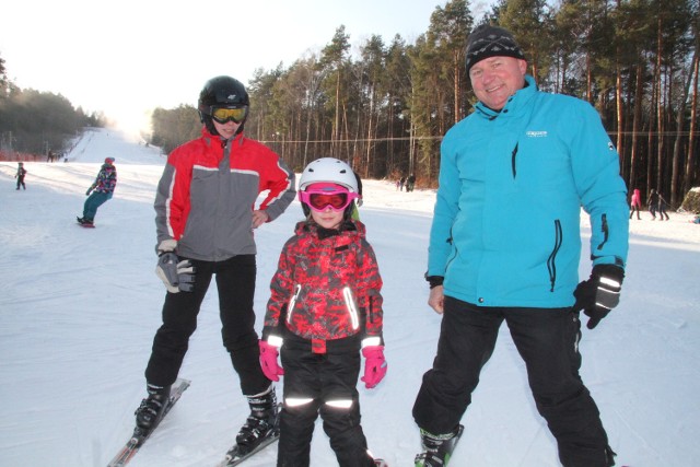 Na kieleckim Stadionie 8-letnia Marysia z mamą Agnieszką wraz z instruktorem Edwardem Lichotą, który Marysi przypomniał zasady jazdy na nartach.