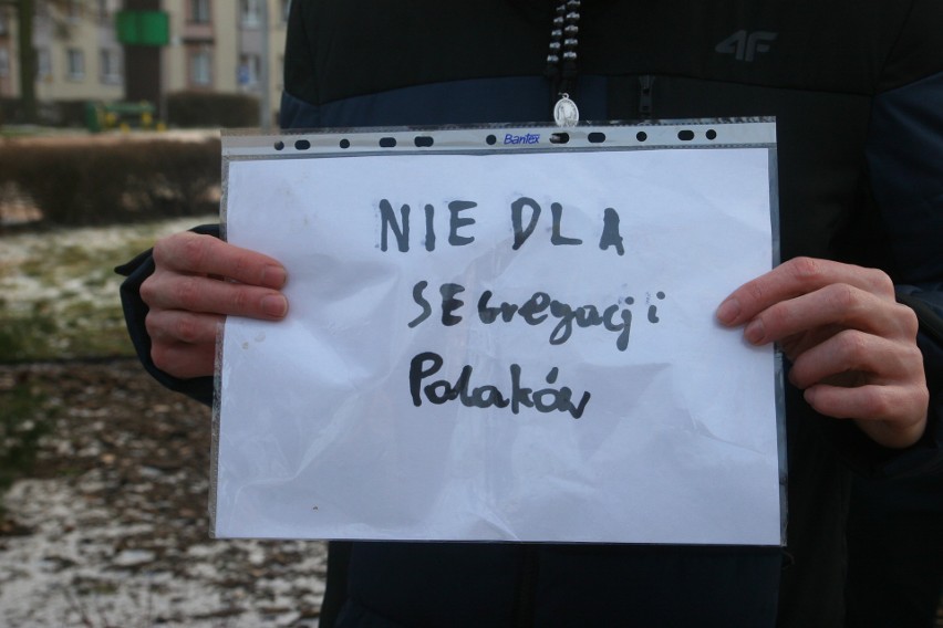 Ostrów Mazowiecka. Stop segregacji sanitarnej! Mieszkańcy protestowali 15.01.2022. Zdjęcia