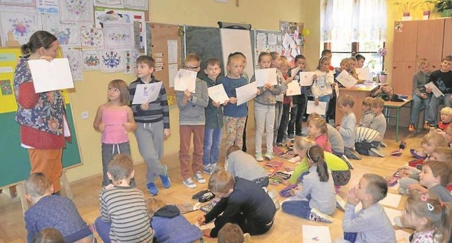 Najmłodsi uczniowie szkoły w Korzkwi namalowali koty dla bajkopisarki Zofii Staneckiej