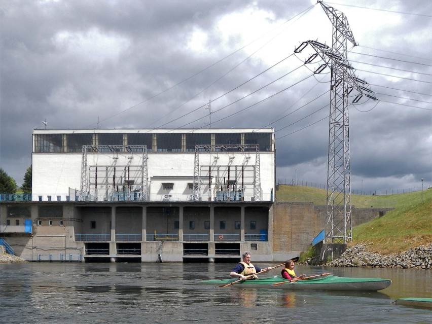 A tak hydroelektrownia Samociążek wygląda od  dolnej wody,...